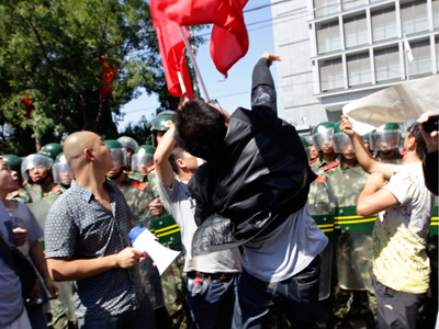 Chinese protesters attack Japanese embassy in Beijing over island dispute (PHOTOS)