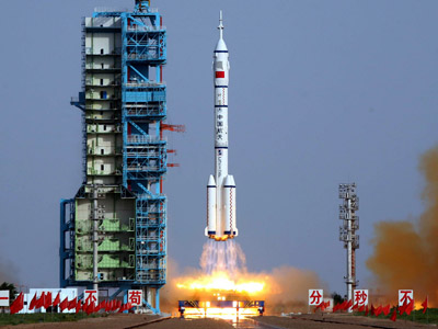 This file photo taken on June 16, 2012 shows the Shenzhou-9 -- China's fourth manned space mission -- blasting off from the Jiuquan space base, in northwest China's Gansu province in the remote Gobi desert. (AFP Photo)
