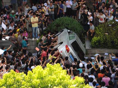 Eco warriors: China drops controversial pipeline after violent protest (PHOTOS)