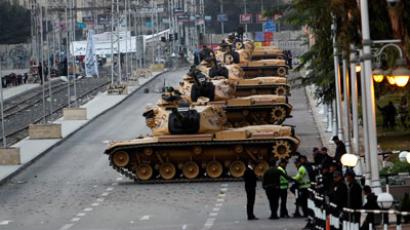 Tanks are positioned in front of the presidential palace in Cairo December 15, 2012.(Reuters / Khaled Abdullah Ali Al Mahdi)