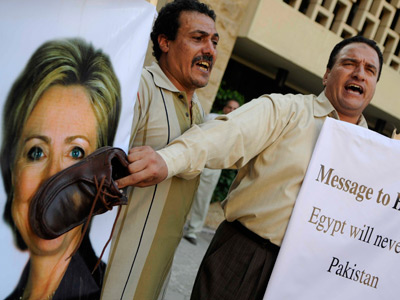 Egyptians pelt Clinton with tomatoes, chant ‘Monica’