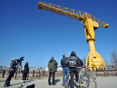 French fathers climb 40-meter-high cranes, demand right to see their children (PHOTOS)