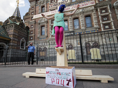 'Your democracy could be here': Pussy Riot supporter 'crucifies' herself (PHOTOS)