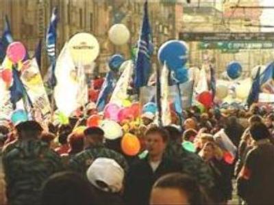 Crowds celebrate Labour Day in Russia