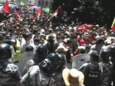 Demonstrators ask to rewrite constitution in Ecuador