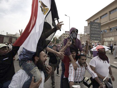 Hundreds arrested as violence spreads in Egypt