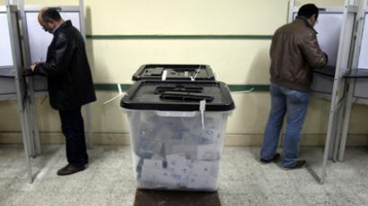 Egyptian men cast their ballots during the second round of a referendum on a new draft constitution in Giza, south of Cairo, on December 22, 2012 (AFP Photo / Mahmud Hams)