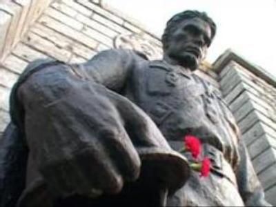 Estonians start removing Soviet WWII monument