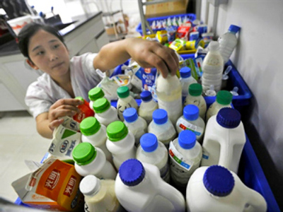Europe bans Chinese milk amid poisoning scare