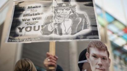 A demonstrator wears a Gary McKinnon mask during a protest outside the Home Office against the Home Secretary's decision not to halt his extradition to the US, in central London (AFP Photo / Ben Stansall)