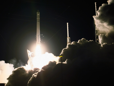 Dragon flies high: NASA’s first private freighter blasts off