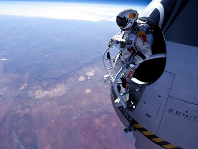 Baumgartner sets world record for highest and fastest ever freefall with 39km skydive