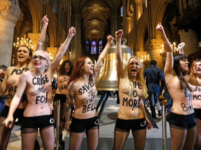 ‘No more Pope’: Femen activists get naked in Notre Dame to mark Pope’s resignation