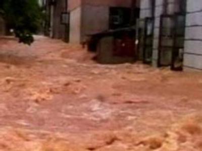 300,000 flee China storm
