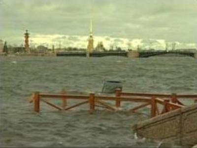 Flooding in St Petersburg as cyclone closes in