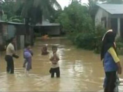 Floods force thousands Malaysians to flee