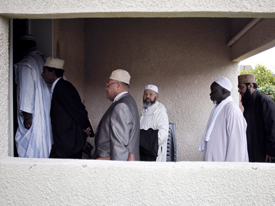 France to expel radical imams to tackle 'global Islamic jihad'