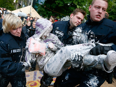 Paint it bleak: German police clean up Occupy Frankfurt Camp (PHOTOS)