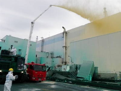 Workers spray a dust inhibitor at Tokyo Electric Power Co.(TEPCO)'s Fukushima Daiichi nuclear power plant (AFP Photo / Getty Images)