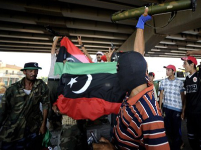 Noose tightens around Gaddafi's Tripoli