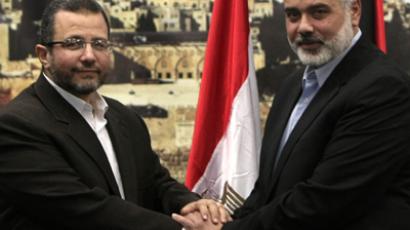 Palestinian Hamas leader in the Gaza Strip Ismail Haniya (R) receives Egyptian Prime Minister Hesham Kandil in Gaza City, on November 16, 2012 (AFP Photo / Mahmud Hams) 