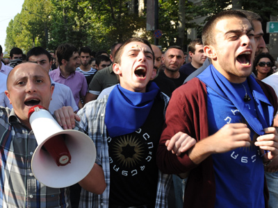 People shout on September 19, 2012 during a protest against torture in prisons, blocking one of the main streets in Tbilisi (AFP Photo / Vano Shlamov)