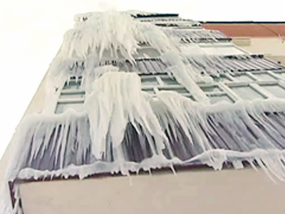 Breaking ice bonds: giant icicle melts under media spotlight