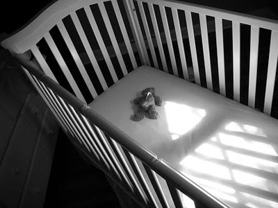 3-month-old baby died of pneumonia while her mother was browsing anti-medicine forum (image from stlouiscatholic.blogspot.com)
