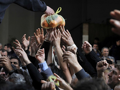 Man trampled as hundreds of desperate Greeks scuffle for food (PHOTOS)