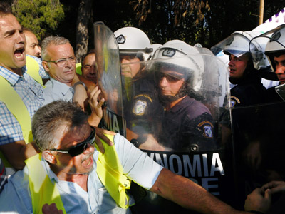 Blue on blue: Greek police face off in Athens (PHOTOS)