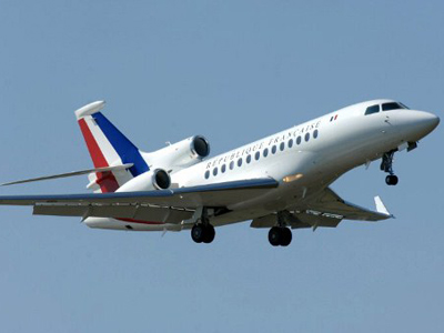 Lightning strikes Hollande's plane en route to Berlin, forces return to Paris