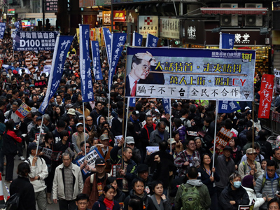 Tens of thousands march in rival protests over Hong Kong’s leader (PHOTOS)
