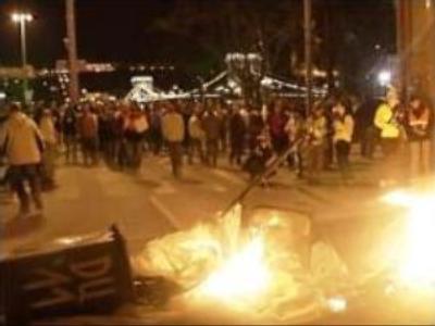 Hungarian protesters clash with police