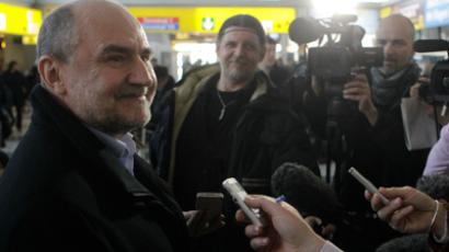 Herman Nackaerts (L), head of a delegation of the International Atomic Energy Agency (IAEA), talks to journalists on his way to Iran at the international airport in Vienna January 28, 2012 (Reuters / Herwig Prammer)