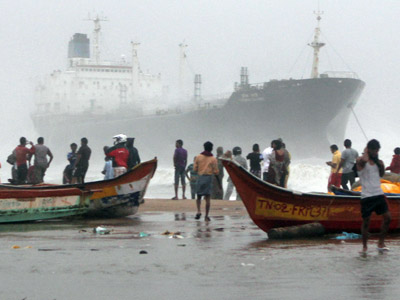 Tens of thousands flee homes as cyclone Nilam hits India (PHOTOS)