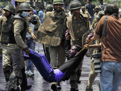 Over a dozen Indian teachers injured in police crackdown (PHOTOS)