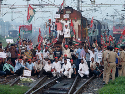 Millions of Indians protest foreign competition to mom-and-pop shops (PHOTOS)