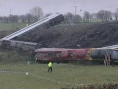 Inquiry launched over UK train derailment