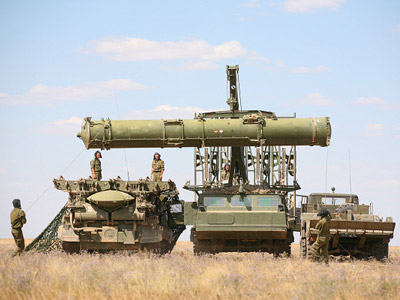 Troops prepare the anti-aircraft missile system S-300V to detect and destroy air targets at the tactical training exercises of Air Defense Forces in the Western military district (ZVO) at Kapustin Yar. (RIA Novosti/Kirill Braga)