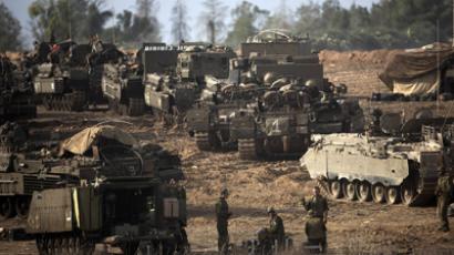Israeli soldiers take position on Israel's border with the Gaza Strip on November 17, 2012 (AFP Photo / Menahem Kahana) 