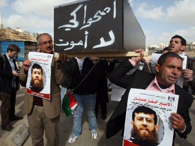 Hamas threatens Israel with revenge if hunger strikers die