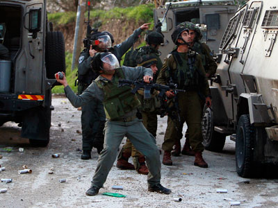 Israeli soldiers use tear gas, stun grenades to evict Palestinian camp (PHOTOS)