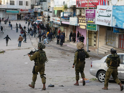 Hebron brawl: IDF soldiers clash with Palestinian police