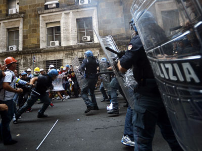 Boiling point: Sardinian workers clash with police in Rome (PHOTOS)