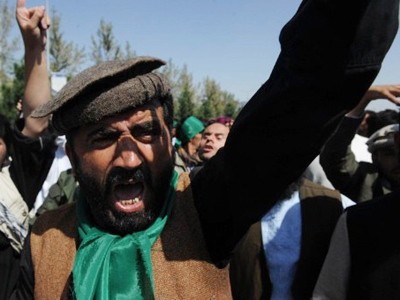 Supporters of the slain former Afghan president Burhanuddin Rabbani shout slogans during a protest against the Taliban and Pakistan in Kabul on September 27, 2011 (AFP Photo / SHAH Marai)