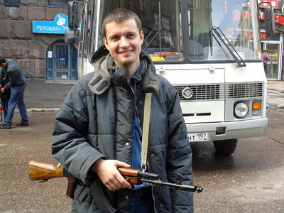 Kalashnikov promenade: Blogger embarrasses Moscow cops