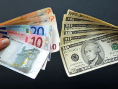 Keep savings in different currencies, Russians told