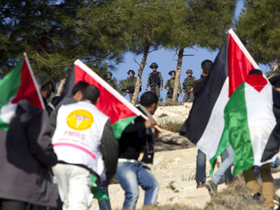 Israeli border police survey the scene on Januray 15, 2013, as Palestinians attempt to return to the Bab al-Shams (Gate of the Sun) "outpost" Palestinians recently erected in the controversial West Bank area known as E1 located east of Jerusalem and near the Jewish settlement of Maaleh Adumim, on January 15, 2013 (AFP Photo / Ahmad Gharabli)