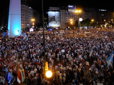 People gather by the Obelisk as they take part in a "cacerolazo" (a form of civilian protest where pots are used to make noise) against Argentine President Cristina Fernandez de Kirchner's government in Buenos Aires on November 8, 2012 (AFP Photo / Daniel Garcia)