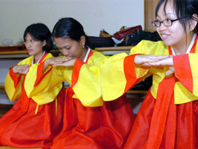 N. Korea frowns on “unhygienic” handshakes